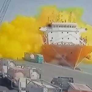 الانفجار تسبب في تسرب غاز سام أصفر اللون.