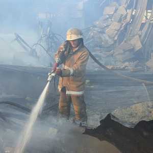 أفراد من الدفاع المدني يخمدون الحريق في المركز التجاري.