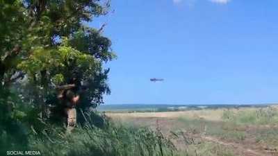 بصاروخ الكتف.. فيديو يرصد لحظة استهداف "القرش الروسي"