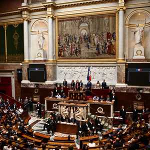 يائيل برون-بيفيه تلقي كلمة بعد فوزها برئاسة الجمعية الوطنية