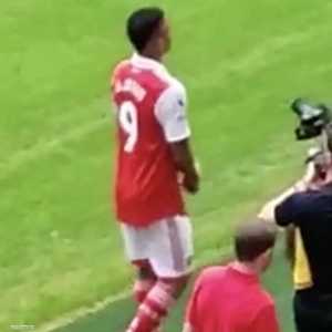 غابرييل جيسوس بقميص أرسنال يحمل الرقم 9