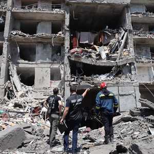 أوكرانيا تقول إن روسيا قصفت المبنى السكني وموسكو تنفي