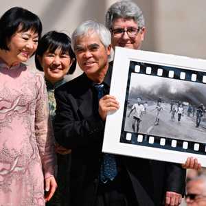 فتاة النابالم (يسار) مع المصور الذي التقط صورتها الشهيرة