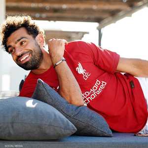صلاح مبتسما بعد تجديد عقده مع ليفربول