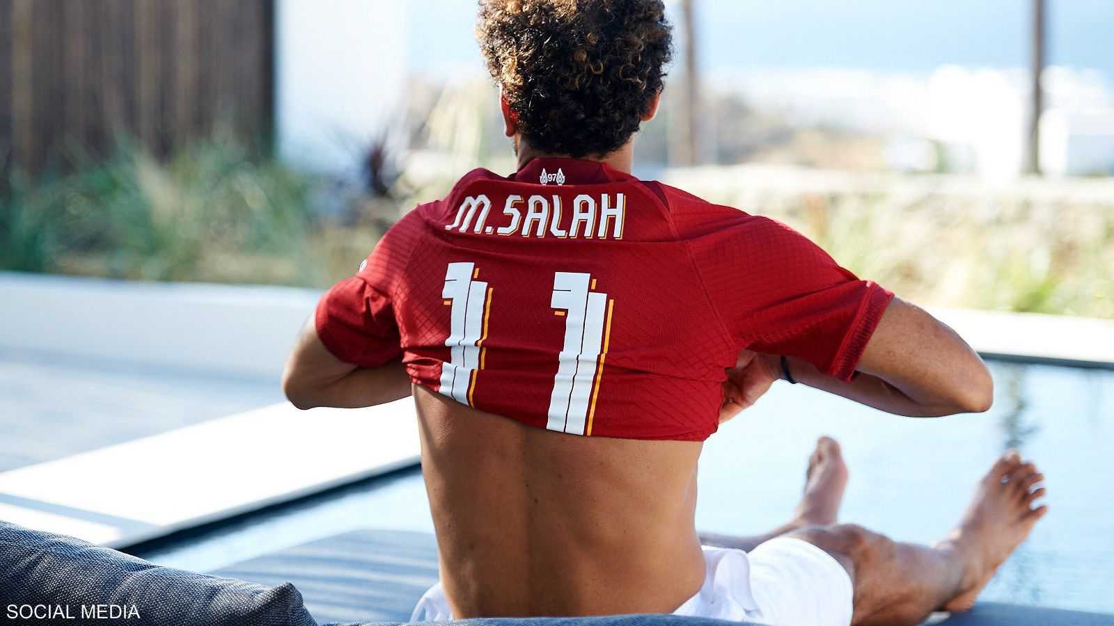 محمد صلاح يرتدي قميص ليفربول