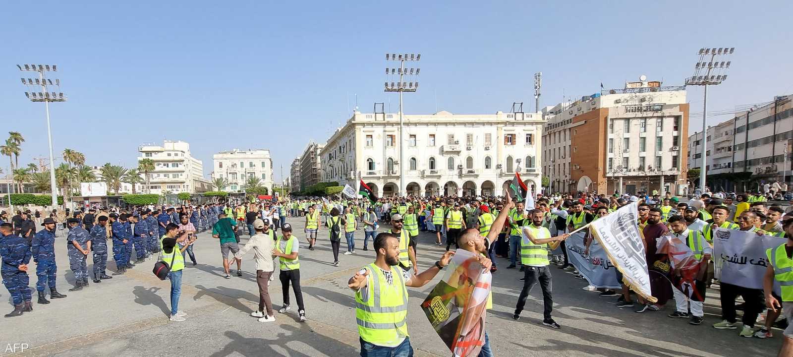 ليبيون يتظاهرون في العاصمة طرابلس، الجمعة.