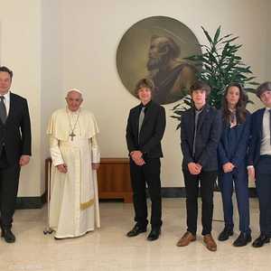 إيلون ماسك وأبناؤه مع البابا فرانسيس