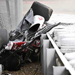 اصطدام سيارة ألفا روميو بالجدار بشكل مخيف