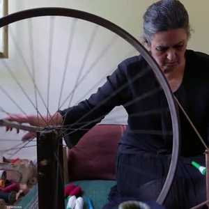 هنا فياض تخشى اليوم أن تموت حرفة الغزل على الطارة معها