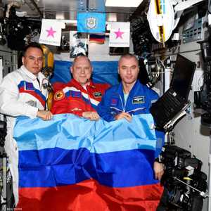 رواد الفضاء في محطة الفضاء الدولية مع علم لوغانسك