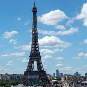 برج إيفل من أبرز المزارات السياحية في العالم