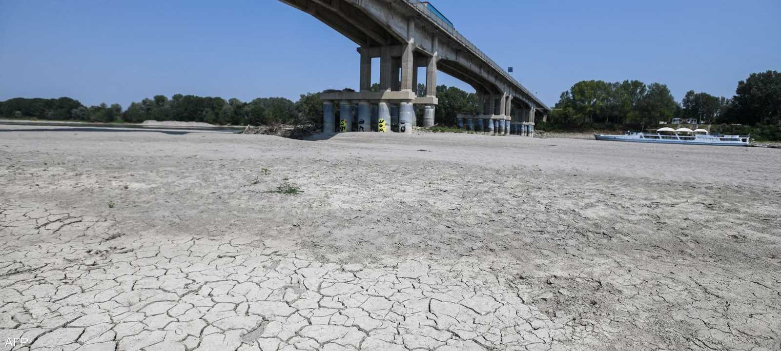 آثار الجفاف في نهر بو وهو أطول نهر في إيطاليا