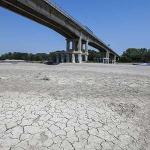 آثار الجفاف في نهر بو وهو أطول نهر في إيطاليا
