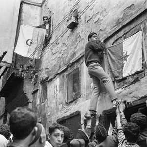 شبان جزائريون يرفعون علم البلاد في حي القصبة الشهير - ارشيف