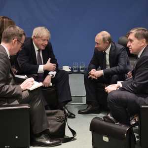 جونسون وبوتن في لقاء سابق قبل سنوات.