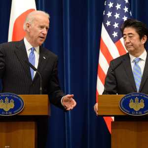 شينزو آبي وبايدن خلال مؤتمر صحفي في عام 2013.