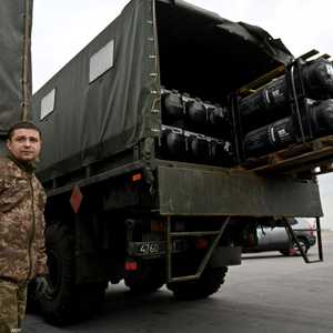 شحنة من صواريخ جافلين تتسلمها القوات الأوكرانية. (أرشيف)