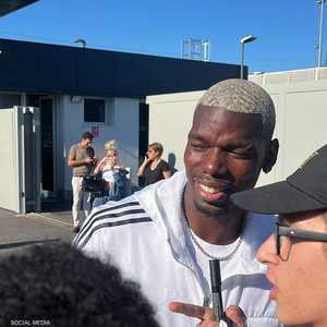 التقط مشجعو بوغبا صورا تذكارية معه