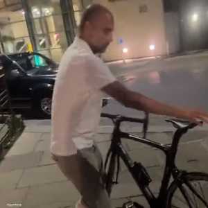 غوارديولا كان على دراجته