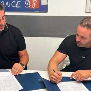 إمام مع فيتوريا أثناء توقيع العقد