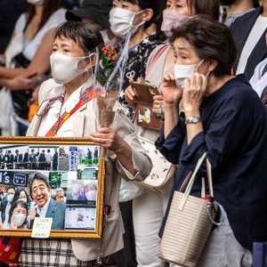 اليابانيون حملوا صور آبي