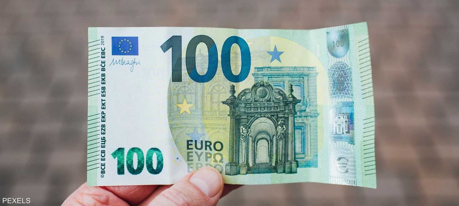 اليورو يهبط لمستوى تاريخي
