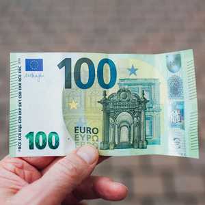 اليورو يهبط لمستوى تاريخي