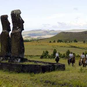 جزيرة إيستر آيلاند المعزولة