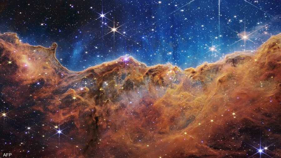 منظر طبيعي رائع لسديم "كارينا" الساطع، والذي يبعد 7600 سنة ضوئية، ويضم الكثير من النجوم الضخمة.