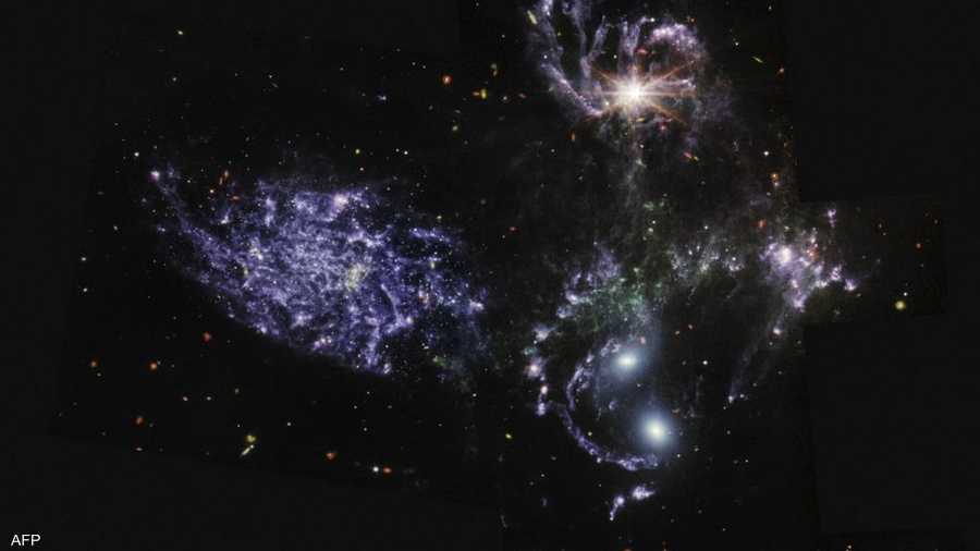 5 مجرات قريبة من بعضها ومتحركة، تبدو وكأنها ترقص في الفضاء.