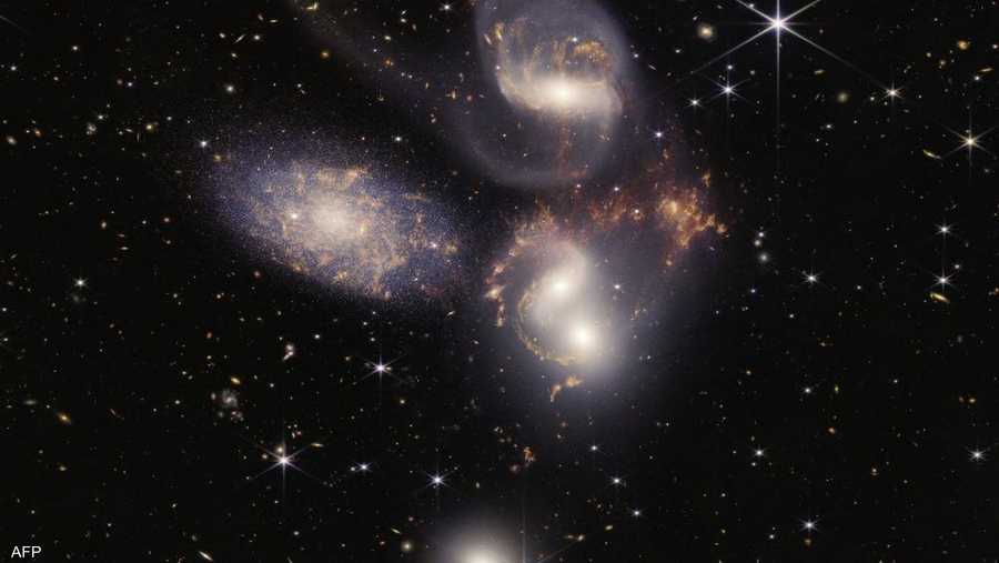 خماسية ستيفان هي عبارة عن 5 مجرات قريبة من بعضها ومتحركة، اثنتان منهما في طور الاندماج، وتبعد بنحو 290 مليون سنة ضوئية.