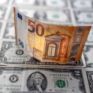 عملات ورقية - اليورو والدولار