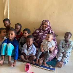 عائشة ديالو رفقة بعض الأطفال فاقدى السند