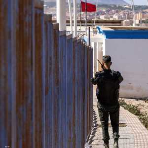 عنصر أمني مغربي على السياج الحدودي مع مليلية