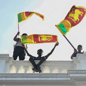 متظاهرون يعتلون مكتب رئيس الوزراء في كولومبو