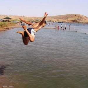 عدد من أبناء القرى يسبحون في القرى والسدود