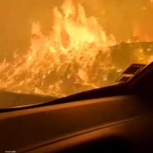 الصحفي روي أثناء دخوله وسط الحرائق