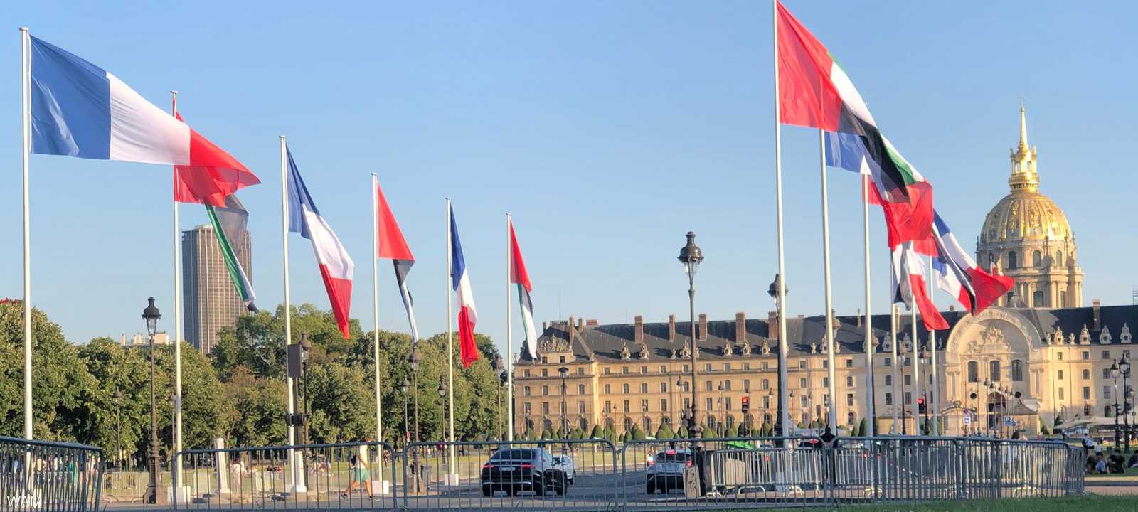 باريس تتزين بأعلام الإمارات
