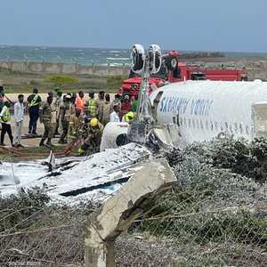 تم إجلاء 30 شخصا كانوا على متن الطائرة المنكوبة