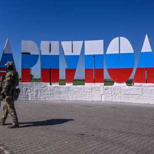 ألوان العلم الروسي على كلمة "ماريوبول".. المدينة الأوكرانية