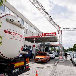 سيارات تقف في محطة وقود بالقرب من ميونيخ بألمانيا