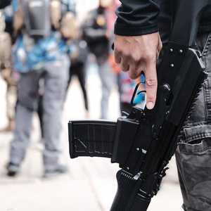 حيازة السلاح مباحة بحكم القانون في الولايات المتحدة.