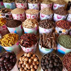 خبراء الصحة يحذرون من مخاطر التداوي بالأعشاب