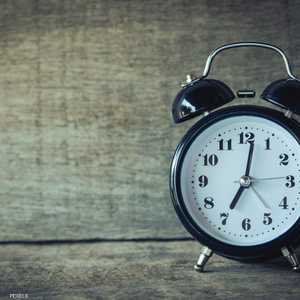 الساعة التناظرية تغنيك عن توتر الهواتف.