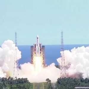 لحظة إطلاق الصاروخ الذي احتوى وحدة المختبر الصينية.