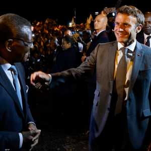 ماكرون وصل الكاميرون في مستهل جولته الأفريقية