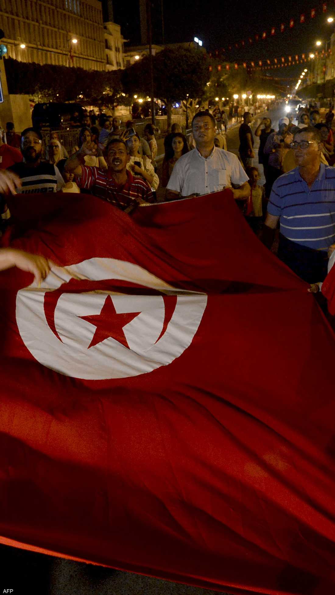 التونسيون يحتفلون بعد الاستفتاء على الدستور الجديد