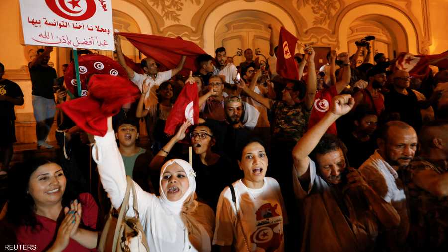 بعد الاستفتاء.. خرج التونسيون للاحتفال بالدستور الجديد