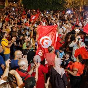 يأمل التونسيون أن يجلب الدستور استقرارا سياسا أكبر للبلاد