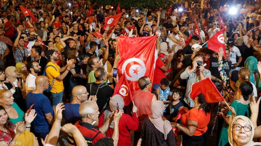 يأمل التونسيون أن يجلب الدستور استقرارا سياسا أكبر للبلاد